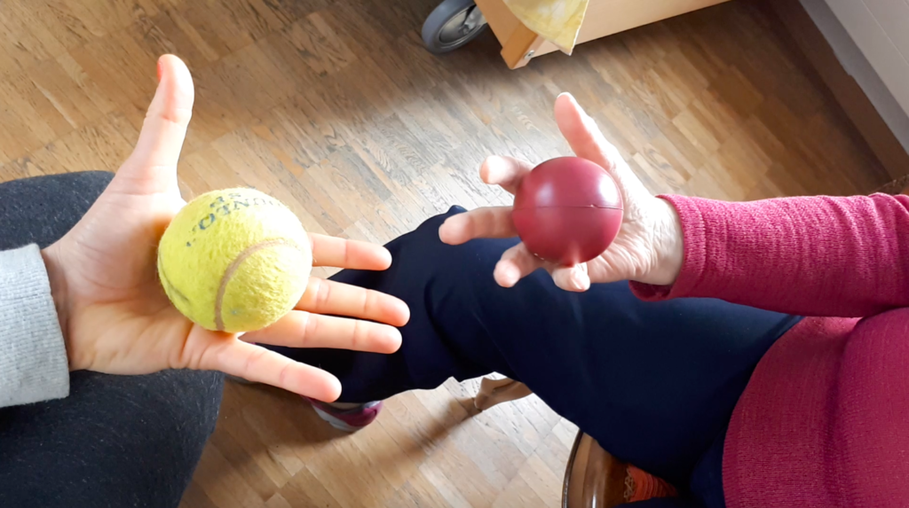 Activités sportives avec des balles en mousse afin d'améliorer la force musculaire et les capacités fonctionnelles de personnes atteintes de troubles neurologiques